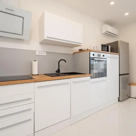 Gracin - Brand New With Terrace And Seaview شقة