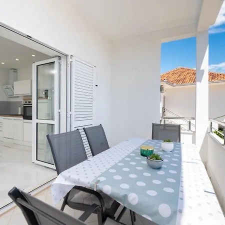 Gracin - Brand New With Terrace And Seaview شقة تروغير